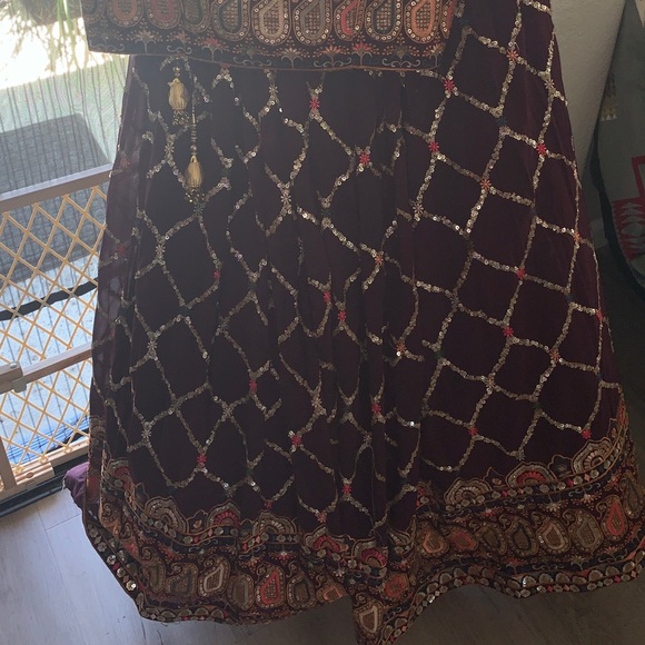 Indian Embroidered crop top and skirt with lehenga - Picture 5 of 6